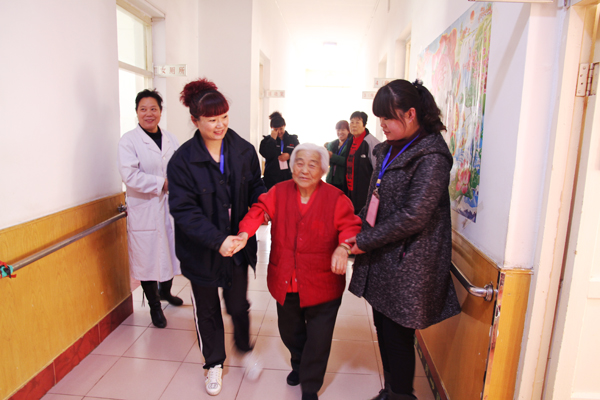 老人的笑容，我們的快樂——公司青年志愿者走進敬老院活動側(cè)記.jpg